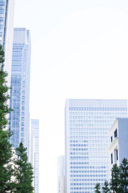 Şehirde yeşil ağaçları olan modern bir bina. 