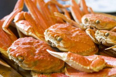 Taze yengeçler, arka planda deniz ürünleri, yakın plan.