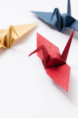 Beyaz arkaplanda origami vinçlerinin yakın plan görüntüsü              