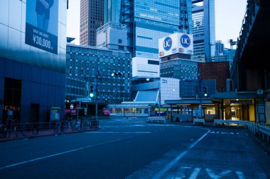 Tokyo 'daki güzel mimari binalar ve şehir caddesi       