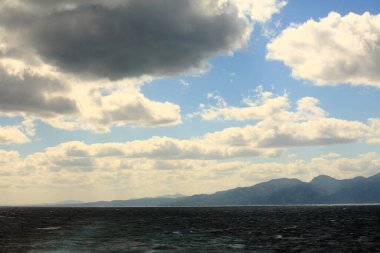 Deniz kıyısında güzel manzaralı gün batımı         