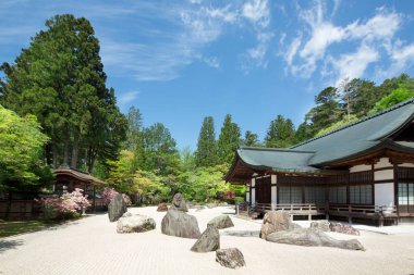 Tapınak manzarası, geleneksel Japon mimarisi.