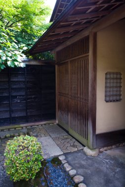 Geleneksel Japon evinin ve güzel bahçesinin dışında.       