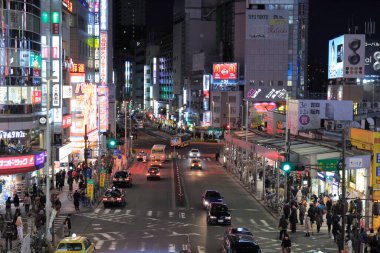 Binaları olan Asya şehrinin gece görüşü