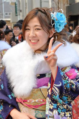 Tokyo 'daki festivalde geleneksel kostümlü Asyalı kadın