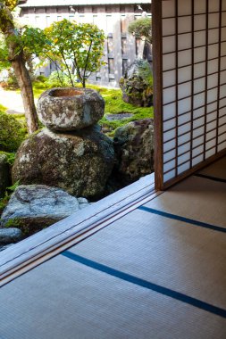 Geleneksel odadan sakin Japon bahçesine bak