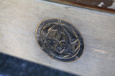 Ahşap yüzeyde detaylı metal amblem yakın plan