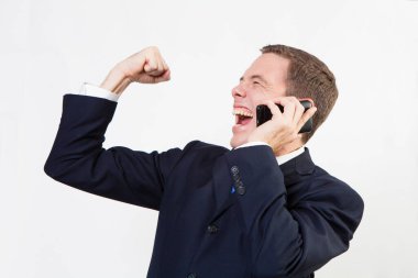 Beyaz arka planda telefonu olan başarılı bir iş adamı