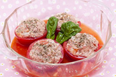 Etle doldurulmuş lezzetli domateslerin yakın görüntüsü