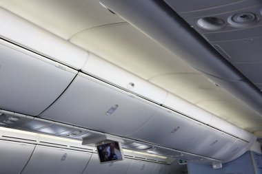 Üst bölmeleri gösteren uçak kabininin iç görünümü