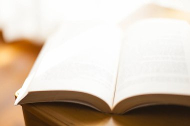 Tahta masadaki açık kitabın yakın plan görüntüsü, seçici odaklanma