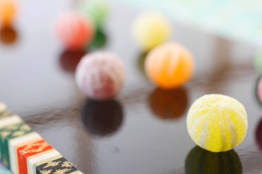 Lezzetli renkli şekerlerin yakın plan görüntüsü, seçici odaklanma    