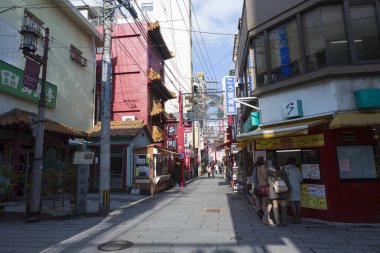 Caddenin arka planı ustalıkla yapılmış muhteşem bir Japon binası koleksiyonu.