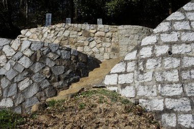 Eski beton merdivenler ve taş duvarlar, alçak açı.