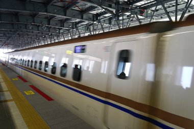 Japonya 'daki tren istasyonunda modern yolcu treni               