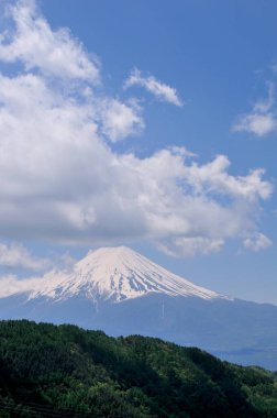 Fuji Dağı karla kaplı. 