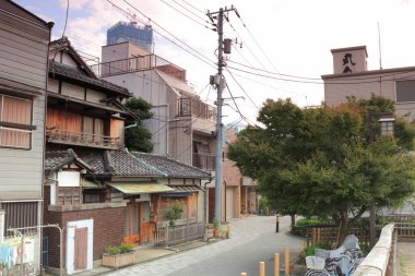 Japonya 'nın eski kasabasındaki sokak mimarisi manzarası 