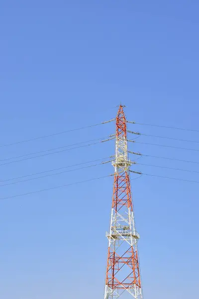 青空に対する高圧送電タワー — ストック写真