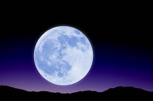 полная луна в ночном небе
