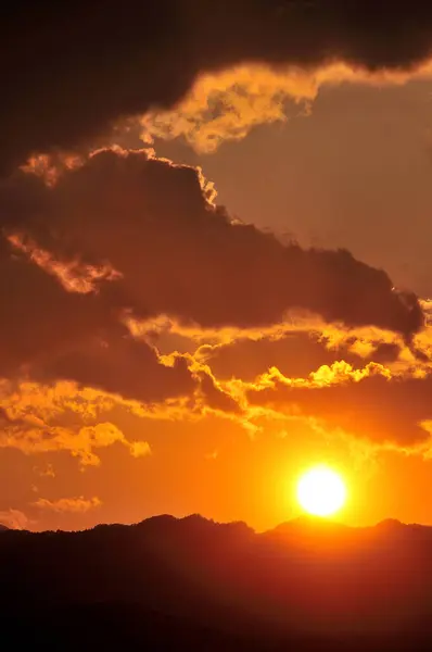 Doğada Bulutlarla Kaplı Güzel Bir Gün Batımı — Stok fotoğraf