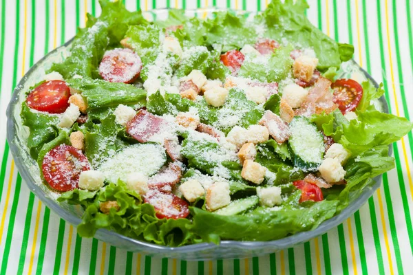 Tabakta kızarmış ekmek ve peynirli taze sezar salatası.