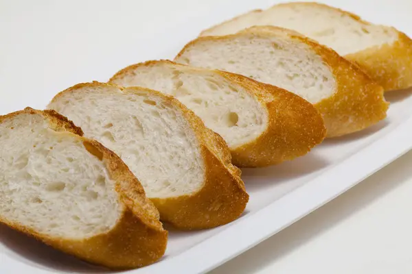 Beyaz Zemin Üzerinde Taze Kesilmiş Ekmeğin Yakın Plan Görüntüsü — Stok fotoğraf