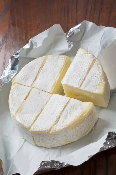 奶酪加白纸 — 图库照片
