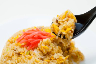 Kızarmış pirinç ve zencefil turşusu.