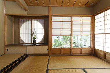 Ahşap duvarları ve sürgülü kapıları olan geleneksel Japon odası.