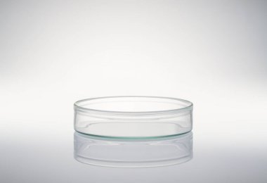 Beyaz arkaplanda boş cam kap izole edildi.