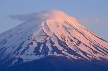 Japonya 'nın ünlü Fuji dağının manzaralı görüntüsü.