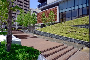 Güneşli bir günde Japonya şehrinde modern mimari