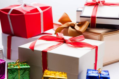 Beyaz arka planda renkli hediye kutuları ve dekorasyonlar. tatil kavramı.                   