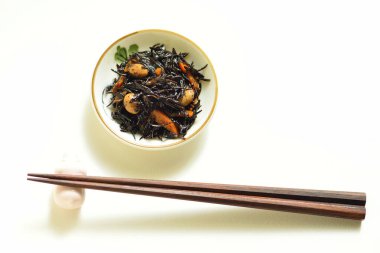 Geleneksel Asya yemekleri, fasulye ve havuçlu kızarmış yosunlar. 