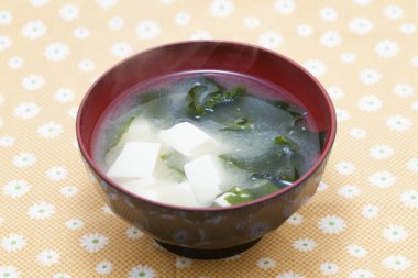 Japon yemeği, sıcak miso çorbası, tofu ve yosun.