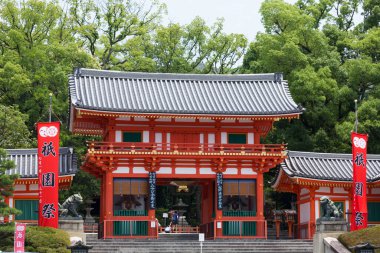 Tarihi bir Japon tapınağının muhteşem manzara fotoğrafı.