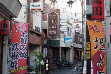 Tokyo, Japonya - Ekim 2018 Tokyo Caddesi, Tokyo, Japonya 'da tabelalı.