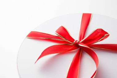 Beyaz arka planda kurdeleli hediye kutusu.           