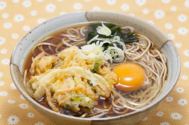 Domuz etli erişte ve yumurta.