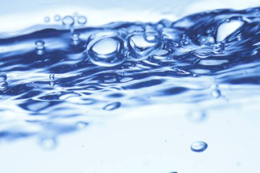 Hareket halindeki şeffaf su beyaz arkaplanda izole edildi