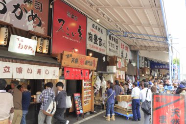 Japon şehrinde yayalar üzerinde kalabalık, gündüz görüşü.