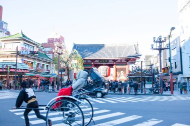 The Autumn Season, Japonya 'da İnsanlar Sokakta Yürüyor