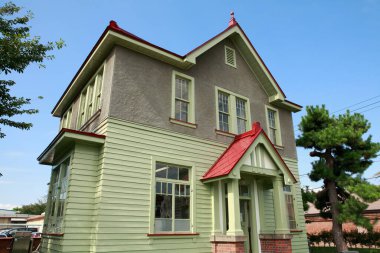 Pencereleri ve mavi gökyüzü olan eski bir ev