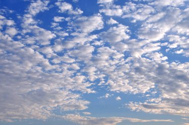 Mavi gökyüzü ve beyaz bulutlar.