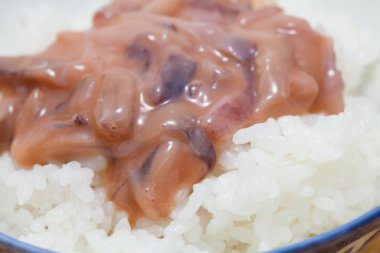 Japon mutfağı, Shiokara 'lı pilav, tuzlu ve mayalanmış çeşitli deniz hayvanlarından yapılan yiyecekler. Tuzlu kalamar bağırsağı.