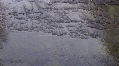 Nehirden akan su, yaklaş. 