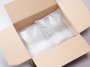 Koruyucu plastik ambalajla dolu karton kutuyu aç