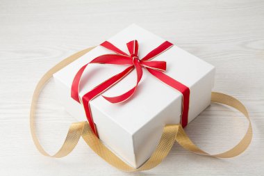 Çiçekler ve hediyeler dekore edilmiş masada.