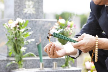 İnsan eliyle tütsü yakmak çok önemli bir ritüeldir. Özellikle de Tsuuya ve Sogi 'nin cenaze törenlerinde.