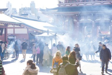 Tatil kalabalığı eski bir Japon tapınağına akın etti.